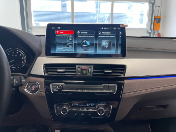 grootscherm autoscherm premium multiemediasysteem Apple CarPlay Android Auto BMW X2 inbouwen installeren