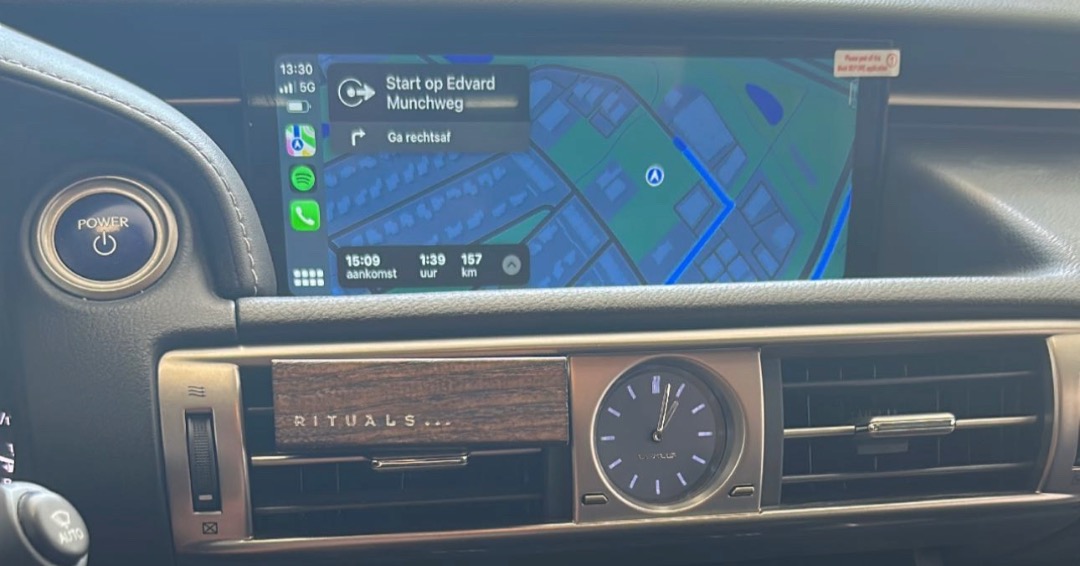 Lexus-es-groot-scherm-autoscherm-multimedia-systeem